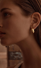 Load image into Gallery viewer, AMBER SCEATS Petite Florie Earrings
